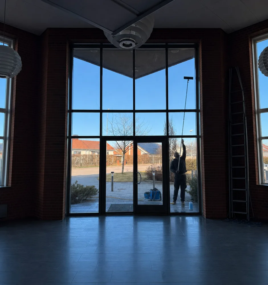 Fönsterputsning av ett högt glasparti
