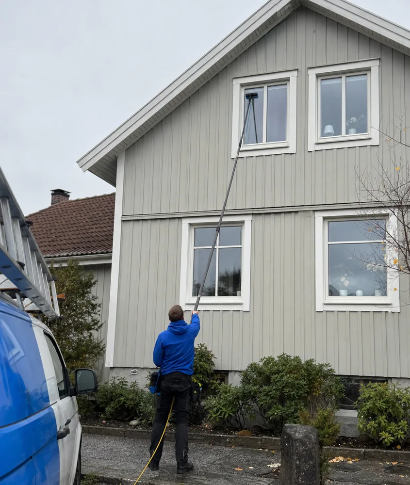 Fönsterputsning med teleskopstång vid villa