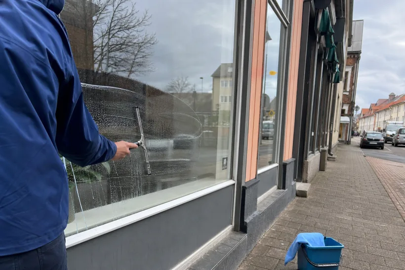 Glasklart putsar ett skyltfönster