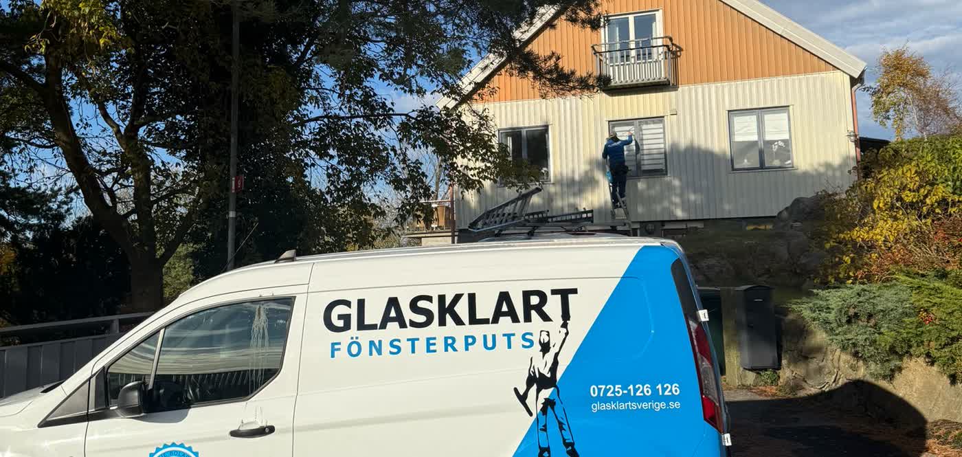 Glasklarts servicebil på plats vid ett planerat fönsterputsbesök